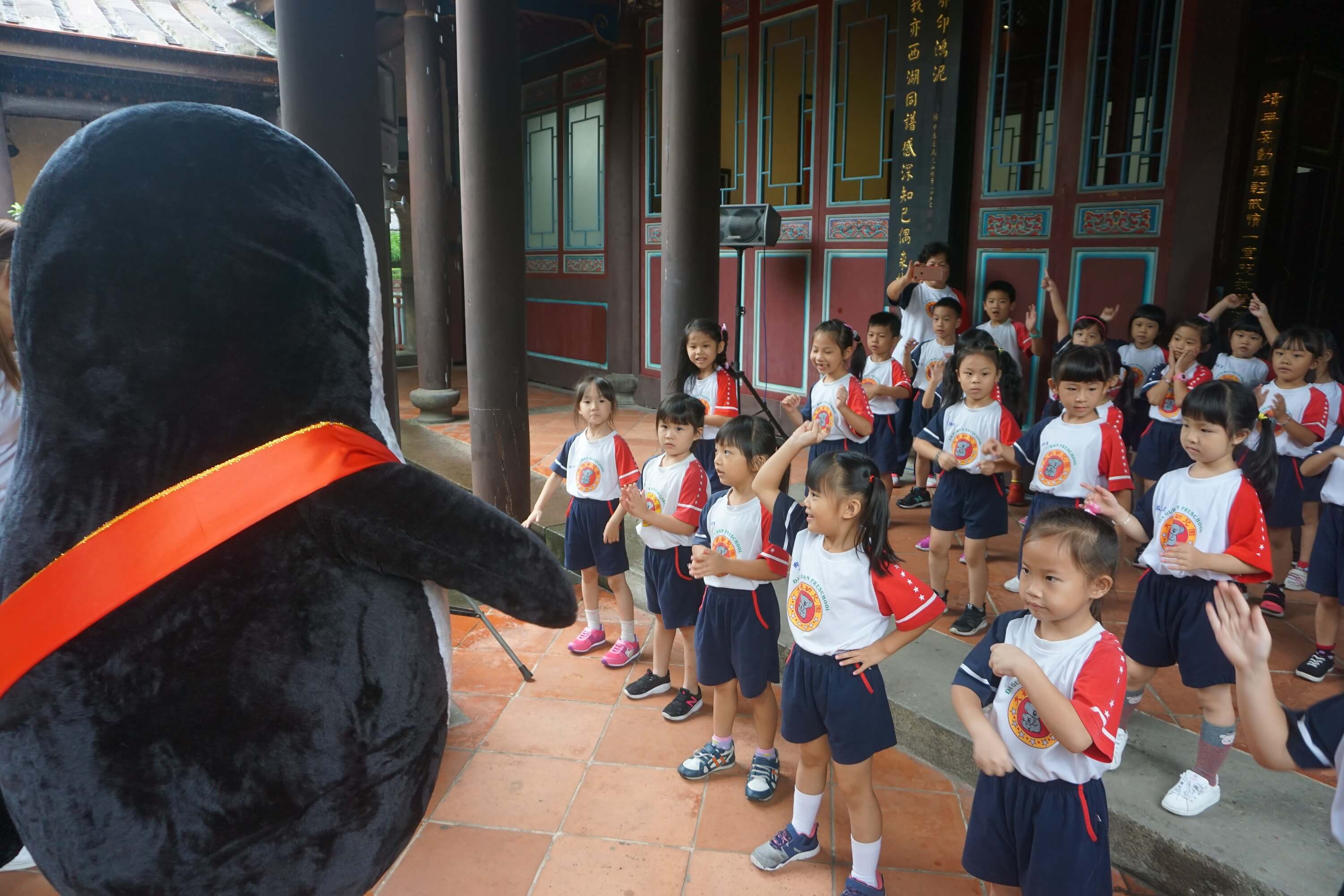 孩子們看到企鵝超開心，一起跳舞活動身體